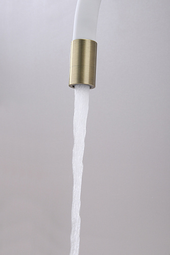 Смеситель для кухни Paulmark Salix бронза белый шланг Sa213419-BRw Смеситель для кухни Paulmark Salix бронза белый шланг Sa213419-BRw