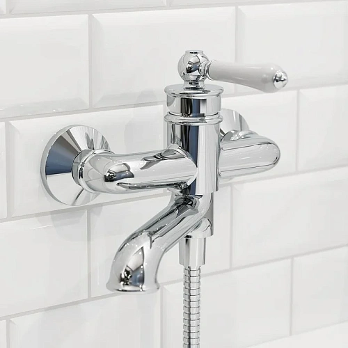 Смеситель для ванны Iddis Oxford OXFSB02i02, хром/белый, с душевым гарнитуром Смеситель для ванны Iddis Oxford OXFSB02i02, хром/белый, с душевым гарнитуром