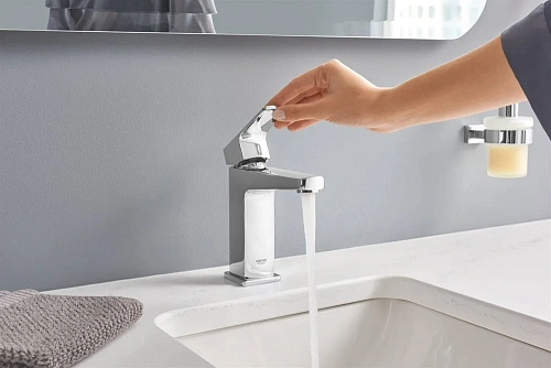 Дозатор жидкого мыла GROHE Essentials Cube, хром (40756001) Дозатор жидкого мыла GROHE Essentials Cube, хром (40756001)