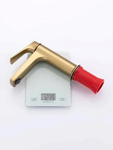 Смеситель для раковины Raglo R07.10.03 монолитный, сатин золотой Смеситель для раковины Raglo R07.10.03 монолитный, сатин золотой