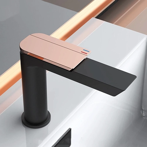 Смеситель для раковины BOCH MANN COMO BG BM10784 черный, ручка золото Смеситель для раковины BOCH MANN COMO BG BM10784 черный, ручка золото