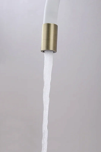 Смеситель для кухни Paulmark Salix бронза белый шланг Sa213419-BRw Смеситель для кухни Paulmark Salix бронза белый шланг Sa213419-BRw