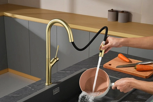 Смеситель для кухни AQUAme Cucina AQM9905BG с выдвижным изливом, с подключением к фильтру с питьевой водой, золото шлифованное Смеситель для кухни AQUAme Cucina AQM9905BG с выдвижным изливом, с подключением к фильтру с питьевой водой, золото шлифованное