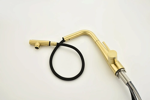 Смеситель для кухни AQUAme Cucina AQM9902BG с выдвижным изливом, золото шлифованное Смеситель для кухни AQUAme Cucina AQM9902BG с выдвижным изливом, золото шлифованное