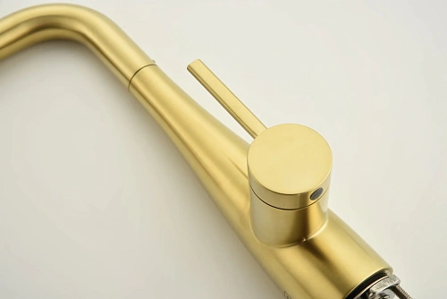 Смеситель для кухни AQUAme Cucina AQM9902BG с выдвижным изливом, золото шлифованное Смеситель для кухни AQUAme Cucina AQM9902BG с выдвижным изливом, золото шлифованное