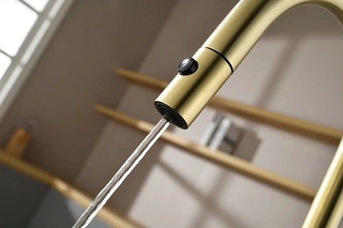 Смеситель для кухни AQUAme Cucina AQM9905BG с выдвижным изливом, с подключением к фильтру с питьевой водой, золото шлифованное Смеситель для кухни AQUAme Cucina AQM9905BG с выдвижным изливом, с подключением к фильтру с питьевой водой, золото шлифованное