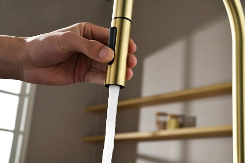 Смеситель для кухни AQUAme Cucina AQM9901BG с выдвижным изливом, золото шлифованное Смеситель для кухни AQUAme Cucina AQM9901BG с выдвижным изливом, золото шлифованное