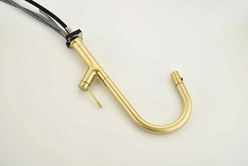 Смеситель для кухни AQUAme Cucina AQM9905BG с выдвижным изливом, с подключением к фильтру с питьевой водой, золото шлифованное Смеситель для кухни AQUAme Cucina AQM9905BG с выдвижным изливом, с подключением к фильтру с питьевой водой, золото шлифованное