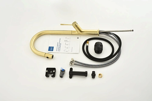 Смеситель для кухни AQUAme Cucina AQM9905BG с выдвижным изливом, с подключением к фильтру с питьевой водой, золото шлифованное Смеситель для кухни AQUAme Cucina AQM9905BG с выдвижным изливом, с подключением к фильтру с питьевой водой, золото шлифованное