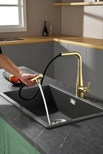 Смеситель для кухни AQUAme Cucina AQM9902BG с выдвижным изливом, золото шлифованное Смеситель для кухни AQUAme Cucina AQM9902BG с выдвижным изливом, золото шлифованное