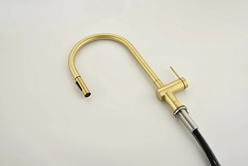 Смеситель для кухни AQUAme Cucina AQM9901BG с выдвижным изливом, золото шлифованное Смеситель для кухни AQUAme Cucina AQM9901BG с выдвижным изливом, золото шлифованное