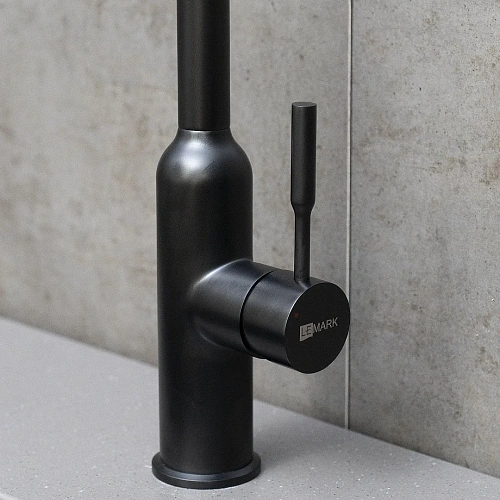 Смеситель для кухни Lemark Expert LM5079BL с поворотным изливом, черный нано Смеситель для кухни Lemark Expert LM5079BL с поворотным изливом, черный нано