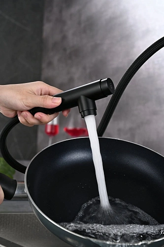 Смеситель для кухни AQUAme Cucina AQM9902MB с выдвижным изливом, черный матовый Смеситель для кухни AQUAme Cucina AQM9902MB с выдвижным изливом, черный матовый