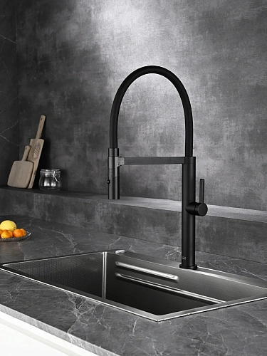 Смеситель для кухни AQUAme Cucina AQM9904MB с гибким изливом, черный матовый Смеситель для кухни AQUAme Cucina AQM9904MB с гибким изливом, черный матовый