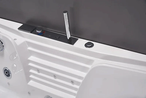 Акриловая ванна Ceruttispa C-477-18A 1800x850x580 гидромассажная Акриловая ванна Ceruttispa C-477-18A 1800x850x580 гидромассажная