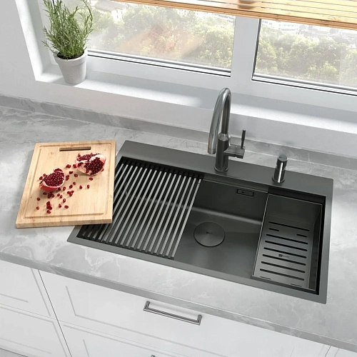 Кухонная мойка Lemark IORDANA 780 из нержавеющей стали с аксессуарами в комплекте: ролл-мат, коландер, разделочная доска, графит 9936119 Кухонная мойка Lemark IORDANA 780 из нержавеющей стали с аксессуарами в комплекте: ролл-мат, коландер, разделочная доска, графит 9936119